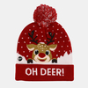Bonnet tricoté avec boules de Noël et sapin de Noël