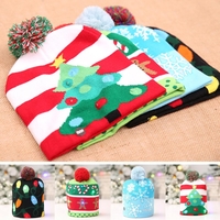 Bonnet tricoté avec un chapeau de père Noël pour Noël LED