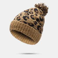 Bonnet tricoté unisexe à motif léopard avec décoration de boule de fourrure