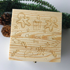 Boîte à cadeaux en bois avec ornements de Noël