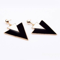 Boucles dOreilles Pendantes à Double Triangle en alliage de Triangle Noir Blanc Géométrie