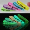 Bracelet multicolore lumineux Never Give Up en silicone unisexe
