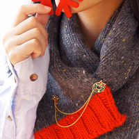 Broche de Noël Guirlande Garland Boules Bowknot Design Chaîne Pompon Broches Cadeau de Noël Chemise Col