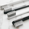 Brosse à dents blanche et noire Jour et nuit Charbon de bois noir Brosse à dents dentaire Moyen Soft Poils