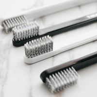 Brosse à dents blanche et noire Jour et nuit Charbon de bois noir Brosse à dents dentaire Moyen Soft Poils