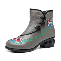 Femmes Brodé Folkways Talon Moyen En Cuir Boutons Grenouille Bottines