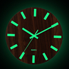 Horloge murale en bois lueur dans le salon intérieur de quartz silencieux sombre lumineux