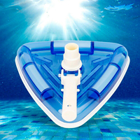 La tête daspiration de loutil de piscine brosse le nettoyeur au-dessus de loutil de nettoyage au-dessus d
