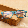 Lentilleslégèresantifatiguedesfemmesdes hommes lisant des lunettes