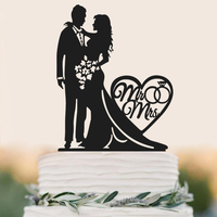 Noce et mariée acrylique avec gâteau au gâteau d
