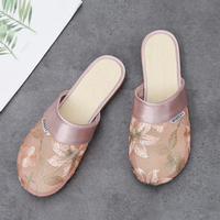 Pantoufles plates décontractées à bout fermé et à motif floral pour femmes