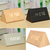Réveil Triangle activé par la voix Humidité Détection de température Horloge de bureau en bois LED Réveil à affichage nu