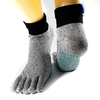 Une paire de chaussettes anti-dérapantes respirantes unisexes pour pieds nus,  chaussettes HPPE pour la plage