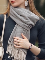 Écharpe Frangée à Motif de Chevrons
