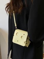 Mini Sac Carré Evidé à Rabat avec Bijou