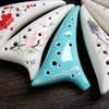 12 instruments de musique peints à la main en céramique Ocarina AltoC à queue cintrée avec lanière Music Score Sac de protection pour les mélomanes et les apprenants