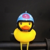 1pcs mignon petit canard jaune avec casque LED pour moto moto