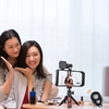 Andoer Dual Handheld Phone Cage Vlog Kit Smartphone Video Rig Stabilizer Grip + Lampe vidéo LED + Microphone cardio de + Câble audio 3, 5 mm TRS vers TRS/TRRS + Trépied + Télécommande pour l