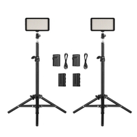 Andoer LED Kit de lumière vidéo comprennent 2pcs W228 3200K / 6000K Bi-Color Dimmable LED Vidéo + 2pcs Max. Support de lumière de 72cm + 2pcs 7.4V 2200mAh apparié batterie et chargeur de batterie pour les caméras DSLR ILDC