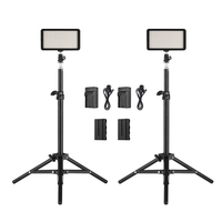 Andoer LED Kit de lumière vidéo comprennent 2pcs W228 3200K / 6000K Bi-Color Dimmable LED Vidéo + 2pcs Max. Support de lumière de 72cm + 2pcs 7.4V 2200mAh apparié batterie et chargeur de batterie pour les caméras DSLR ILDC