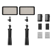 Andoer LED Kit de lumière vidéo comprennent 2pcs W228 3200K / 6000K Bi-Color Dimmable LED Vidéo + 2pcs Max. Support de lumière de 72cm + 2pcs 7.4V 2200mAh apparié batterie et chargeur de batterie pour les caméras DSLR ILDC