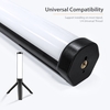 Andoer RGB LED Video Light Wand Handheld Light Stick 2800K-8500K Température de couleur Gradable en continu CRI95 TLCI97 15 effets vidéo avec batterie rechargeable 3000mAh Interface 1/4 pouce avec cordon de transport Trépied