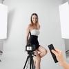 Andoer Studio Photography Light Kit Softbox Lighting Set comprenant 85W 2800K-5700K Température bicolore LED Light * 3 + 50x70cm Softbox * 3 + Support de lumière 2M * 3 + Bras de perche * 1 + Télécommande * 3 + 2x3 mètres Toiles de fond * 3 + Toile d
