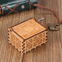 Boîte à musique en bois Mini Vintage gravé boîte à musique actionnée à la main anniversaire de Noël Saint Valentin cadeau exquis