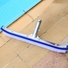 Brosse de luxe pour murs et carreaux de piscine de 18 po avec poils en poly pour nettoyer les murs,  les carreaux et les planchers,  tête de brosse de piscine en poils de nylon avec pinces EZ (pôle non inclus)