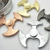 En alliage de zinc Knuckle trois doigts Fidget main Spinner EDC jouets avec boîte en métal Ax-forme widget Jouets focus cadeau pour le TDAH Enfants Adultes désennuyer Anxiété Stress Killing Time Pocket Desktoy