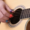 Ensemble de diapositives de guitare comprend 3 glissières en verre (5.1cm / 6cm / 7cm) + 1 glissière en acier inoxydable (6cm) + 4pcs sélection de pouce et de cellulo d (livraison de couleur aléatoire) avec boîte de rangement en plastique