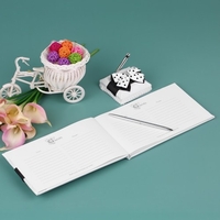 Ensemble de livre de signature et de stylo de mariage de gousset de satin avec la décoration noire blanche de bowknot