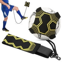 Entraîneur de football Entraîneur de coups de pied de football Solo pratiquant l