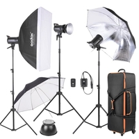 Godox SK300-D 3 * Kit 300ws Studio Photo Strobe Flash Light avec 3 * Lumière Support / 1 * Softbox / 1 * Réflecteur Umbrella / 1 * Doux Umbrella / 1 * Déclencheur Flash / 1 * Lamp Shade / 1 * Sac de transport sur roues