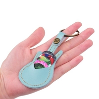 Guitare en cuir prend Holder Case sac de forme de guitare avec porte-clés 5pcs Celluloid Guitar Picks String Instrument Accessoires
