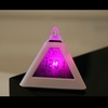 Horloge numérique de rétro-éclairage coloré de pyramide de LED avec la température perpétuelle d