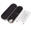 Le kit de nettoyage de pipe à tabac 5 PCS comprend une cuillère de nettoyage de pipe à tabac à double extrémité,  un outil de manucure,  des accessoires de colophane de ménage avec une boîte de rangement en fer