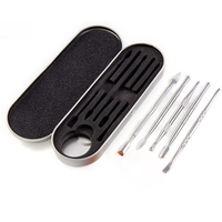 Le kit de nettoyage de pipe à tabac 5 PCS comprend une cuillère de nettoyage de pipe à tabac à double extrémité,  un outil de manucure,  des accessoires de colophane de ménage avec une boîte de rangement en fer