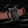 Les hommes regardent la montre-bracelet décontractée de sports d