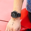 Les hommes regardent la montre-bracelet décontractée de sports d