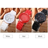 Montre à quartz à trois cadrans avec bracelet en silicone