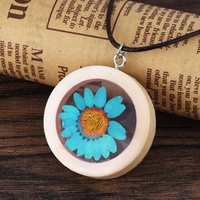 Naturel séché Daisy fleur collier fait à la main rond pendentif en bois collier pour les femmes bijoux