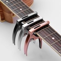 Orphee Q5 Capo de guitare multifonction 3 en 1 + 5 médiators en plastique en forme de triangle