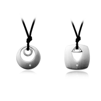 Romad Fashion Unique Charm Hot Punk creux en métal inoxydable Pendentif en acier Collier de corde en cuir Bijoux Band Cadeau Femme Fille Homme Unisexe Party