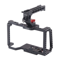 Stabilisateur vidéo Andoer Camera Cage avec poignée supérieure Plaque de dégagement rapide Trous filetés 1/4 pouces 3/8 pouces Fixation de chaussure froide Pince de tige de 15 mm compatible avec la caméra de cinéma de poche Blackmagic 4K / 6K BMPCC