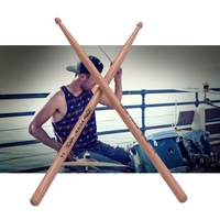 Une paire de baguettes en bois de baguettes de bois de 7A Hickory Wood Drum Set