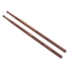 Une paire de baguettes en bois de baguettes en bois de 7A Accessoires de baguettes en bois d