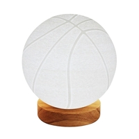 Veilleuse Décor de Bureau Forme de Basket-Ball Lampe de Table Lampe de Table avec Base en Bois 3 Couleurs de Lumière 10 Niveaux de Luminosité Réglable Alimentation USB pour Bureau Maison Chambres Salon Lecture Étudier Cadeau de Noël