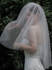 Accessoires de voiles de mariage à deux niveaux non inclus. Voiles de mariée classiques bord crayon