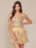 Avec robe de soirée courte en dentelle à découpes et décolleté en cœur